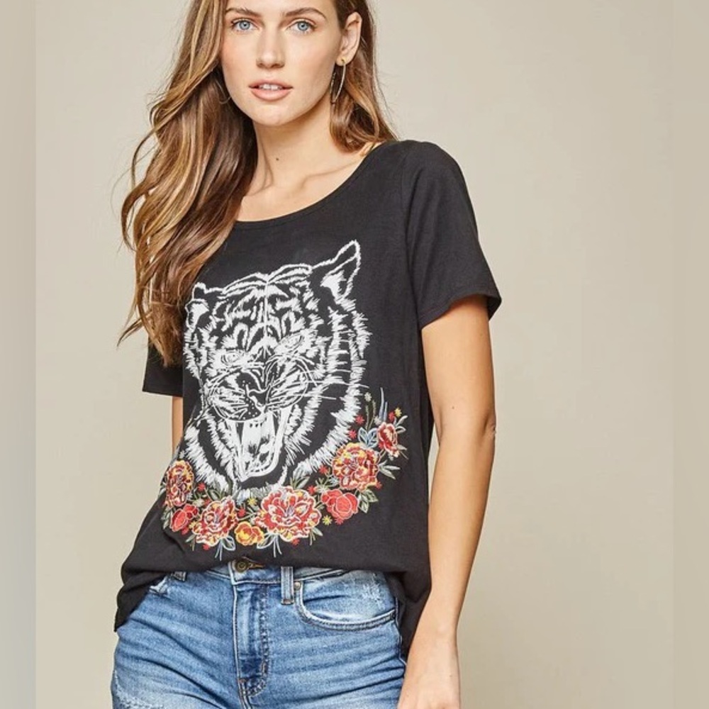 Savanna Jane Black Embroidered Tiger Graphic Tee Size S